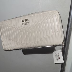 NWT Coach Madison gathered leather wallet